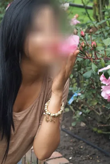 Henna, 32